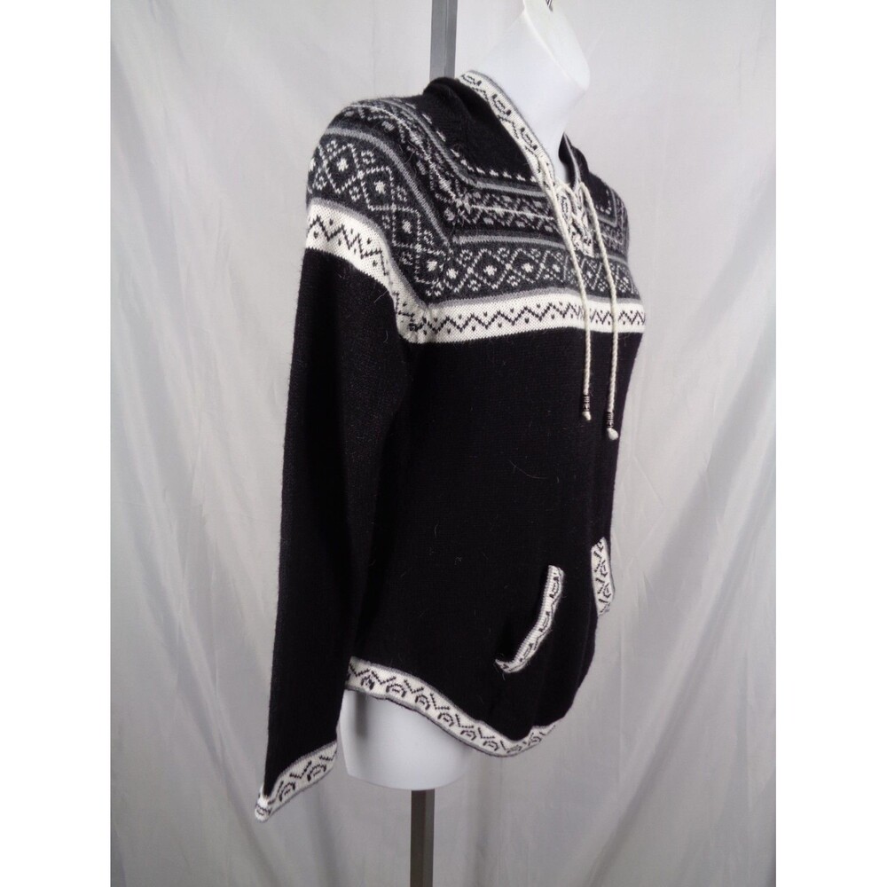 Elegant Black and White Patterned Hooded Sweater - Picture 6 of 16